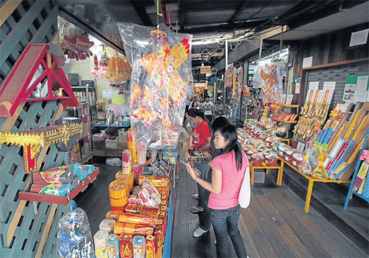 เดินกินลม ชมตลาดน้ำโบราณ