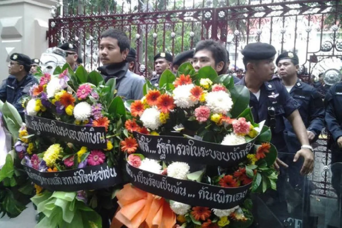 อาชีวะบุกสตช.ขอความเป็นธรรมกรณีปะทะแดง