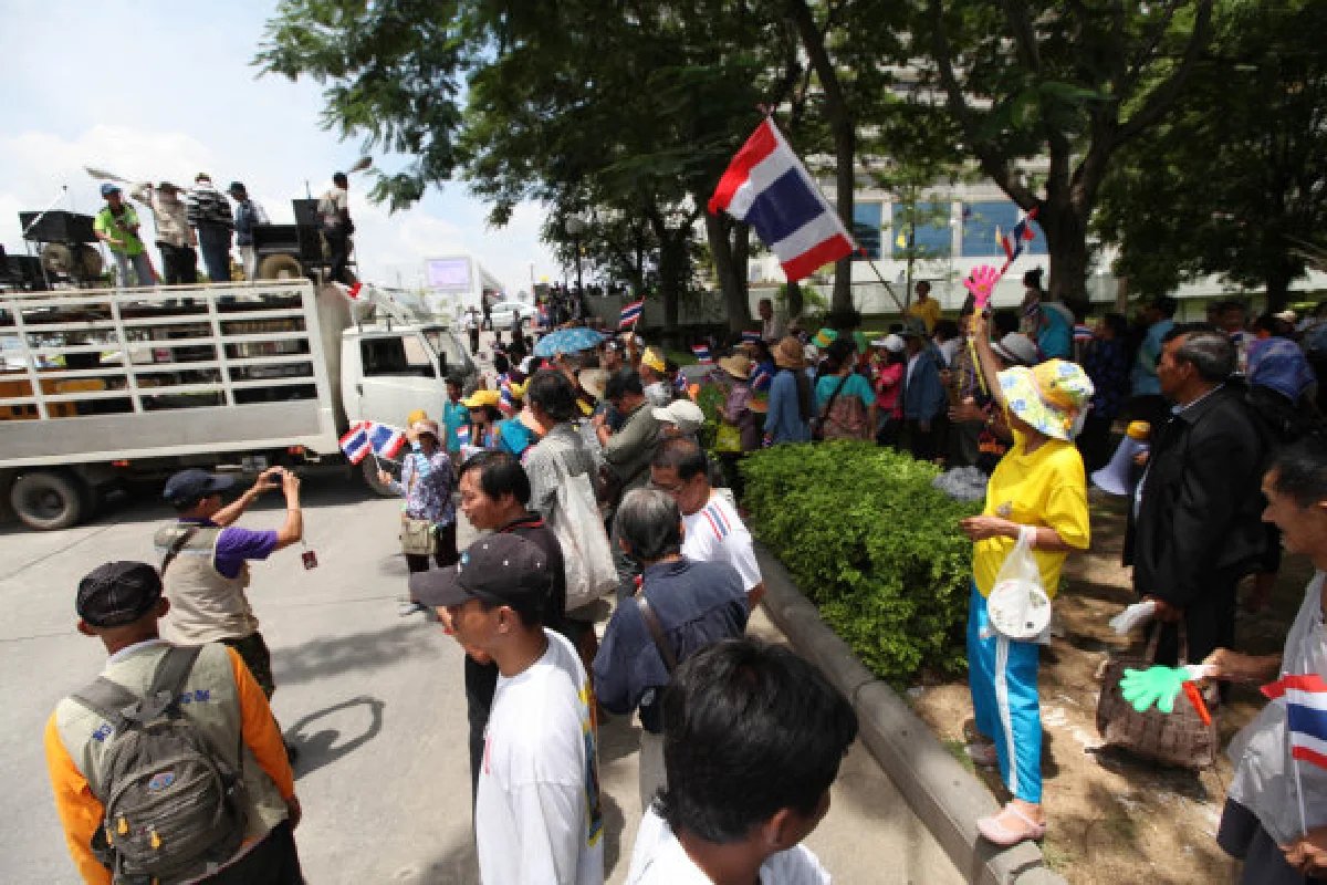 กปท.บุกพาณิชย์จี้3รัฐมนตรีลาออก