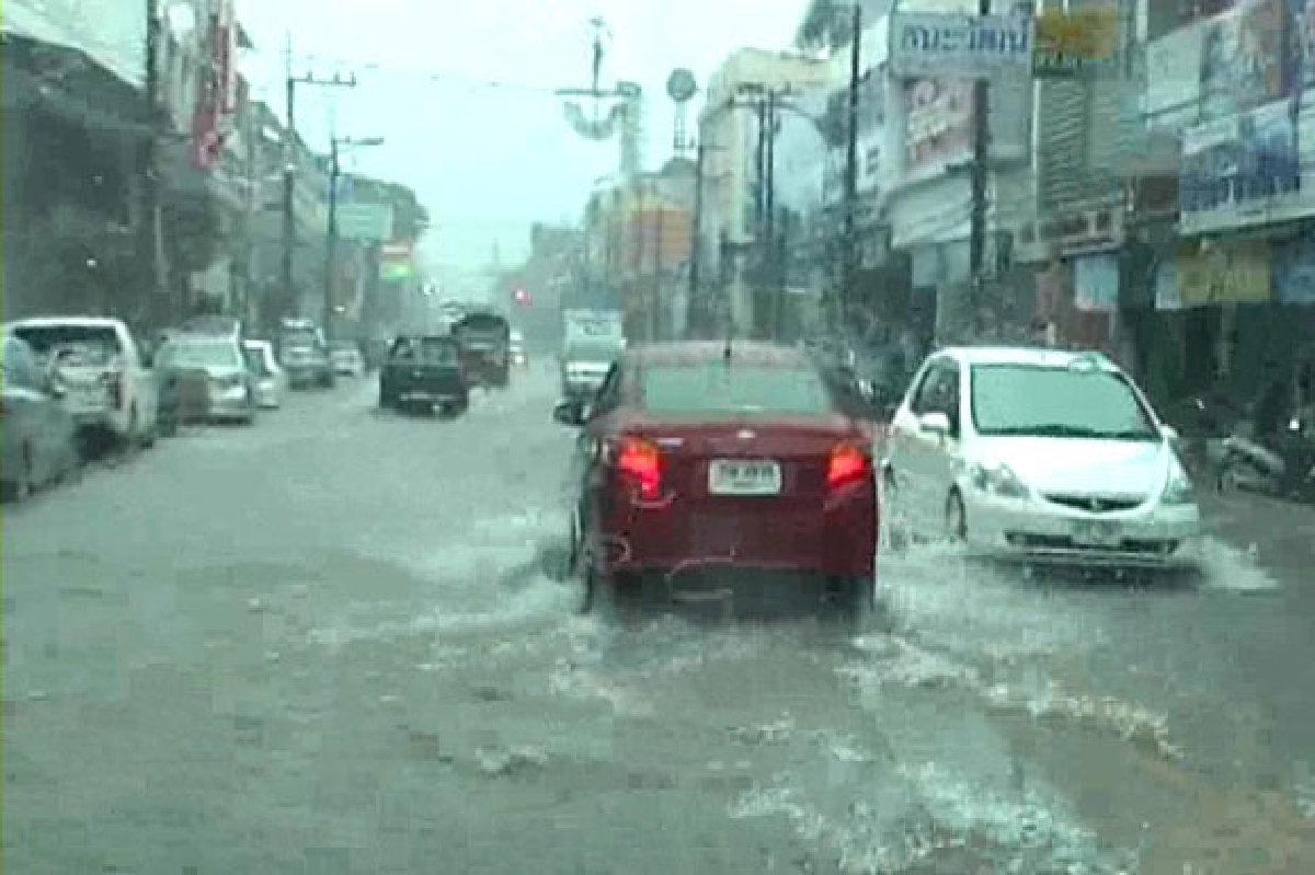 ฝนถล่ม!สกลนครจมน้ำฉับพลัน ฝนถล่ม!สกลนครจมน้ำฉับพลัน