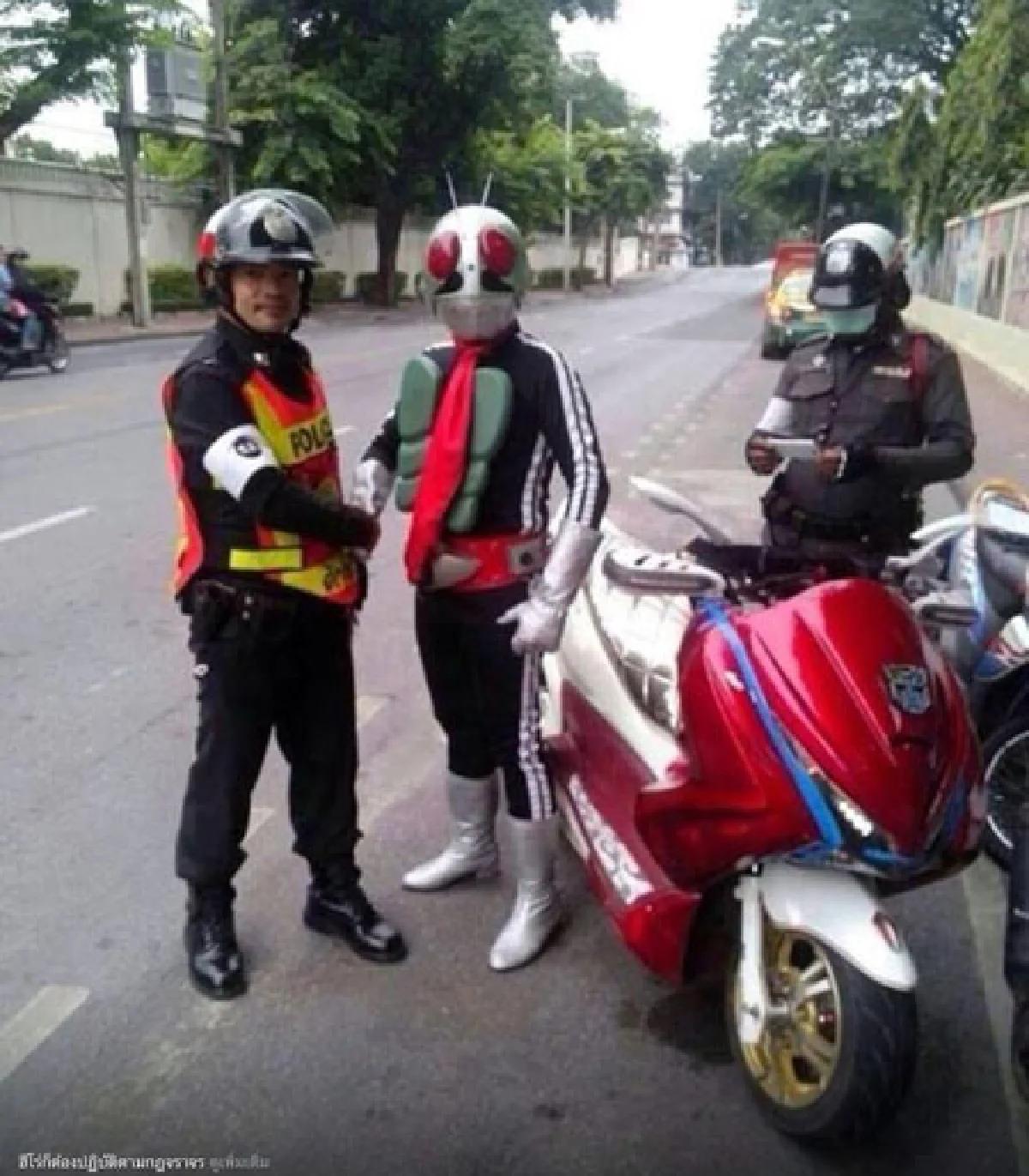 ตร.แจงถ่ายรูปคู่ยอดมนุษย์ขับจยย.