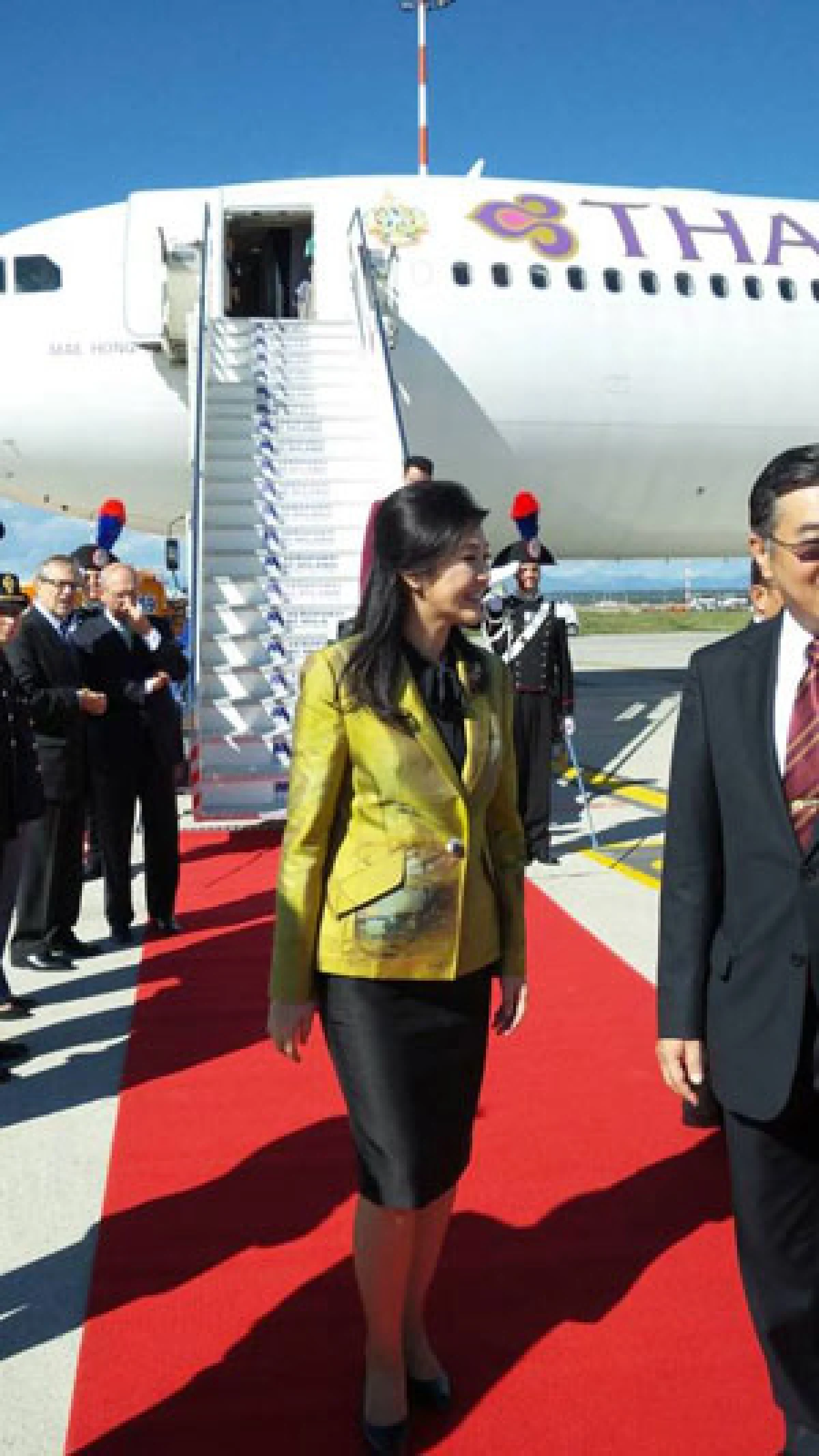 ตะลึง! ยิ่งลักษณ์ใส่เสื้อสีตกเยือนยุโรป