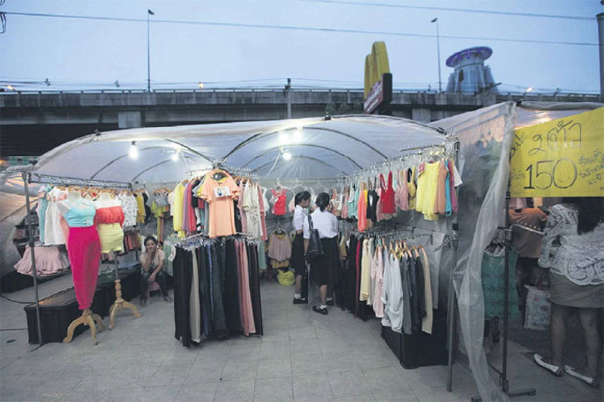 ตลาดนัดหน้าเมเจอร์ปิ่นเกล้าหลากสิ่งให้เลือกซื้อ