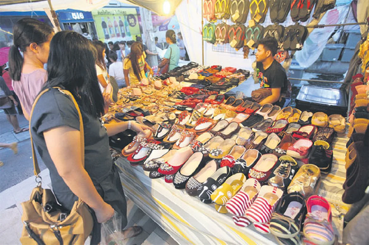 ตลาดนัดหน้าเมเจอร์ปิ่นเกล้าหลากสิ่งให้เลือกซื้อ