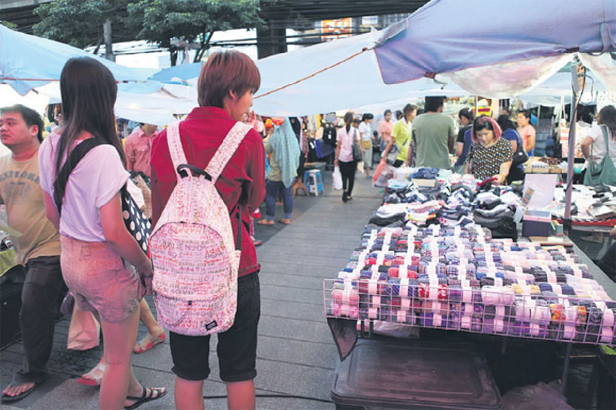 ตลาดนัดหน้าเมเจอร์ปิ่นเกล้าหลากสิ่งให้เลือกซื้อ