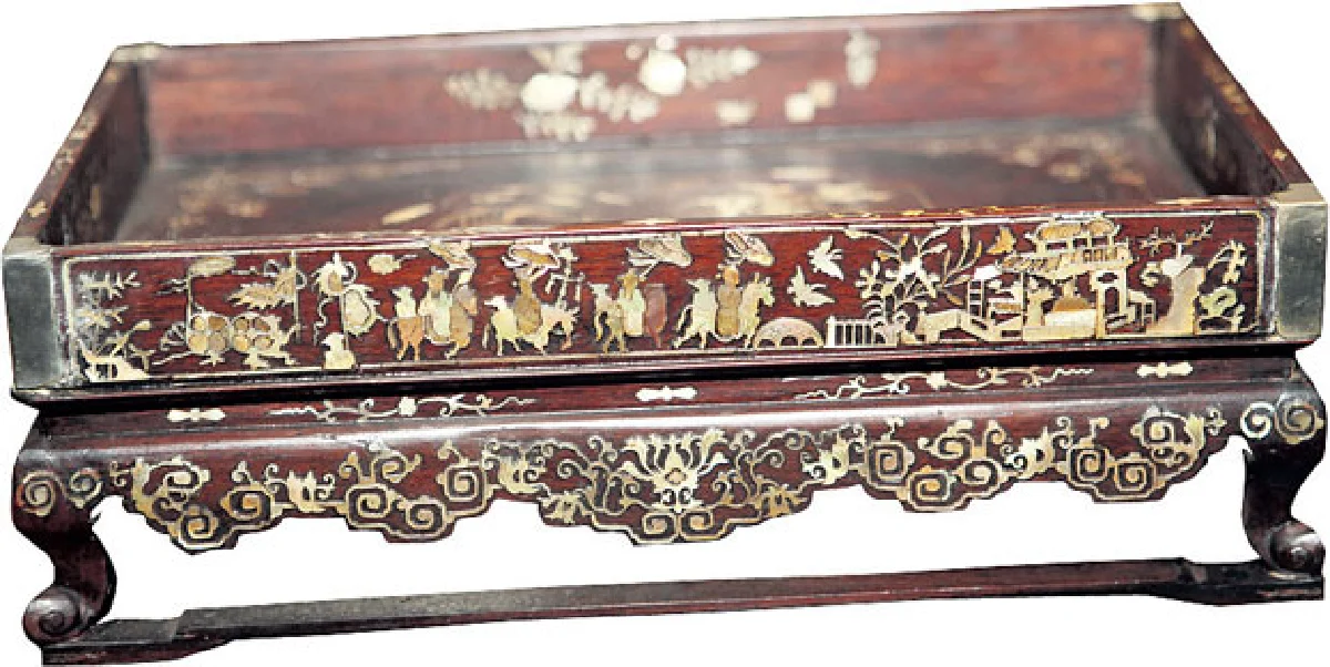 เครื่องมุกโบราณทรงคุณค่า ของ บุญรัตน เพชรฉาย