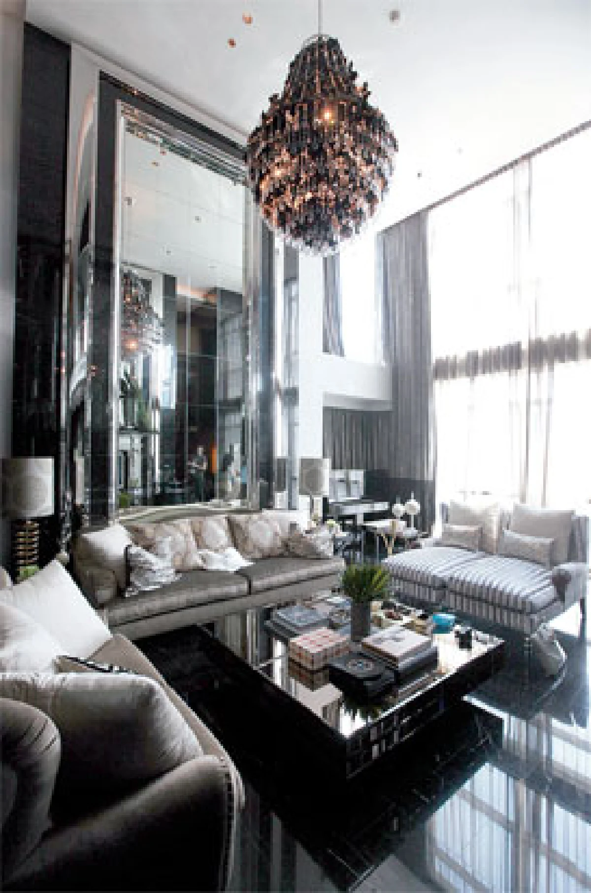 ‘สวยโอ่อ่าสไตล์กอธิก นีโอคลาสสิก’ ของ อณิชา อรรถสกุลชัย