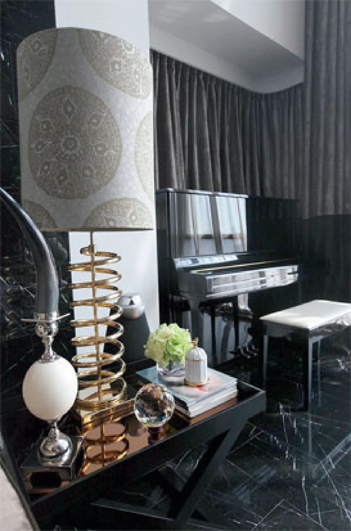 ‘สวยโอ่อ่าสไตล์กอธิก นีโอคลาสสิก’ ของ อณิชา อรรถสกุลชัย