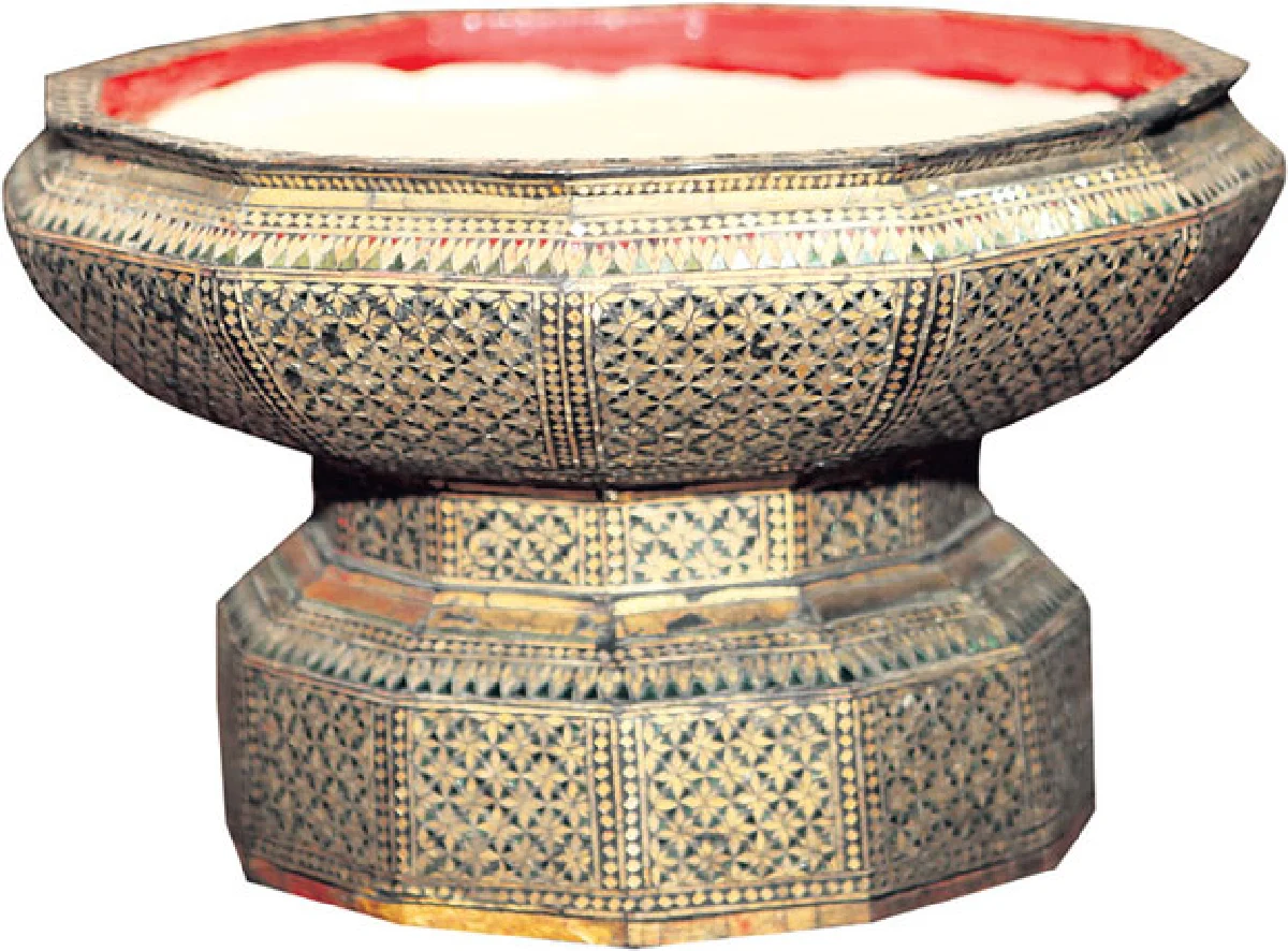 เครื่องมุกโบราณทรงคุณค่า ของ บุญรัตน เพชรฉาย