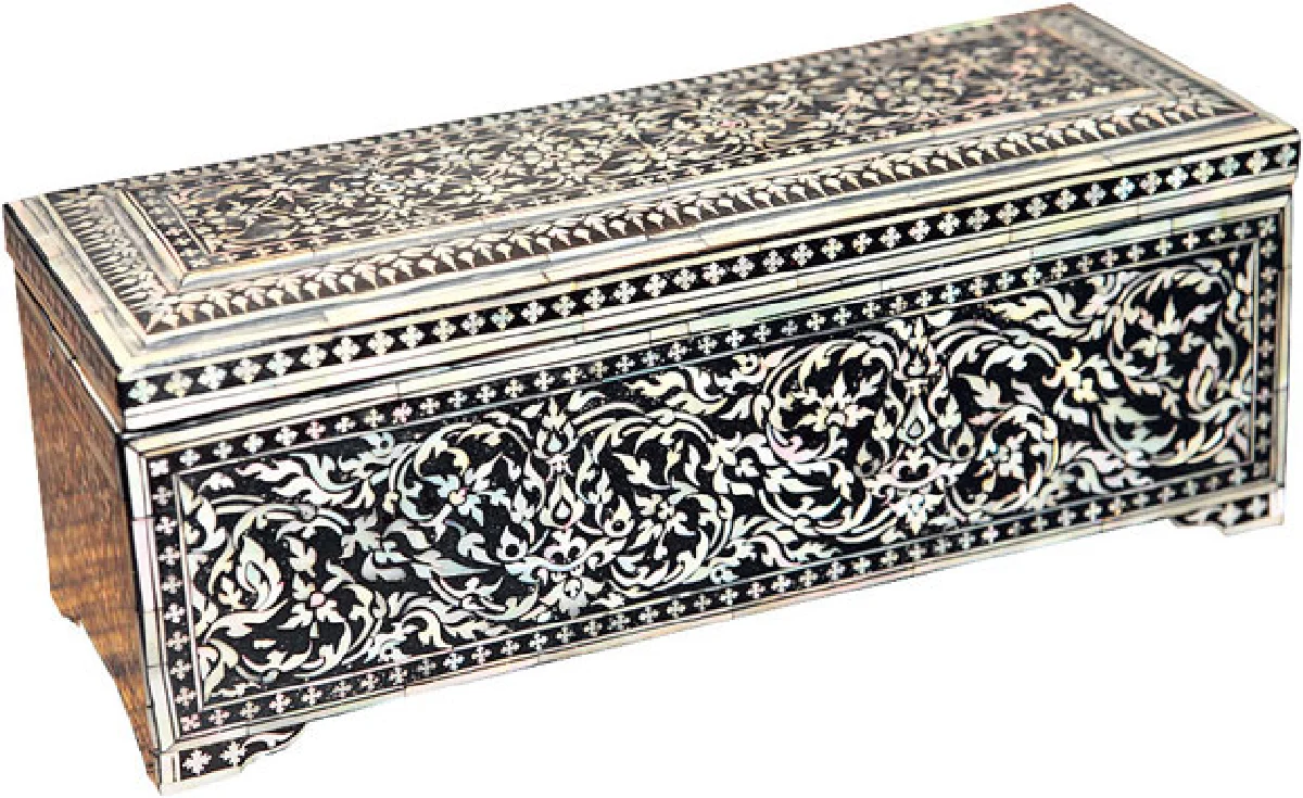 เครื่องมุกโบราณทรงคุณค่า ของ บุญรัตน เพชรฉาย