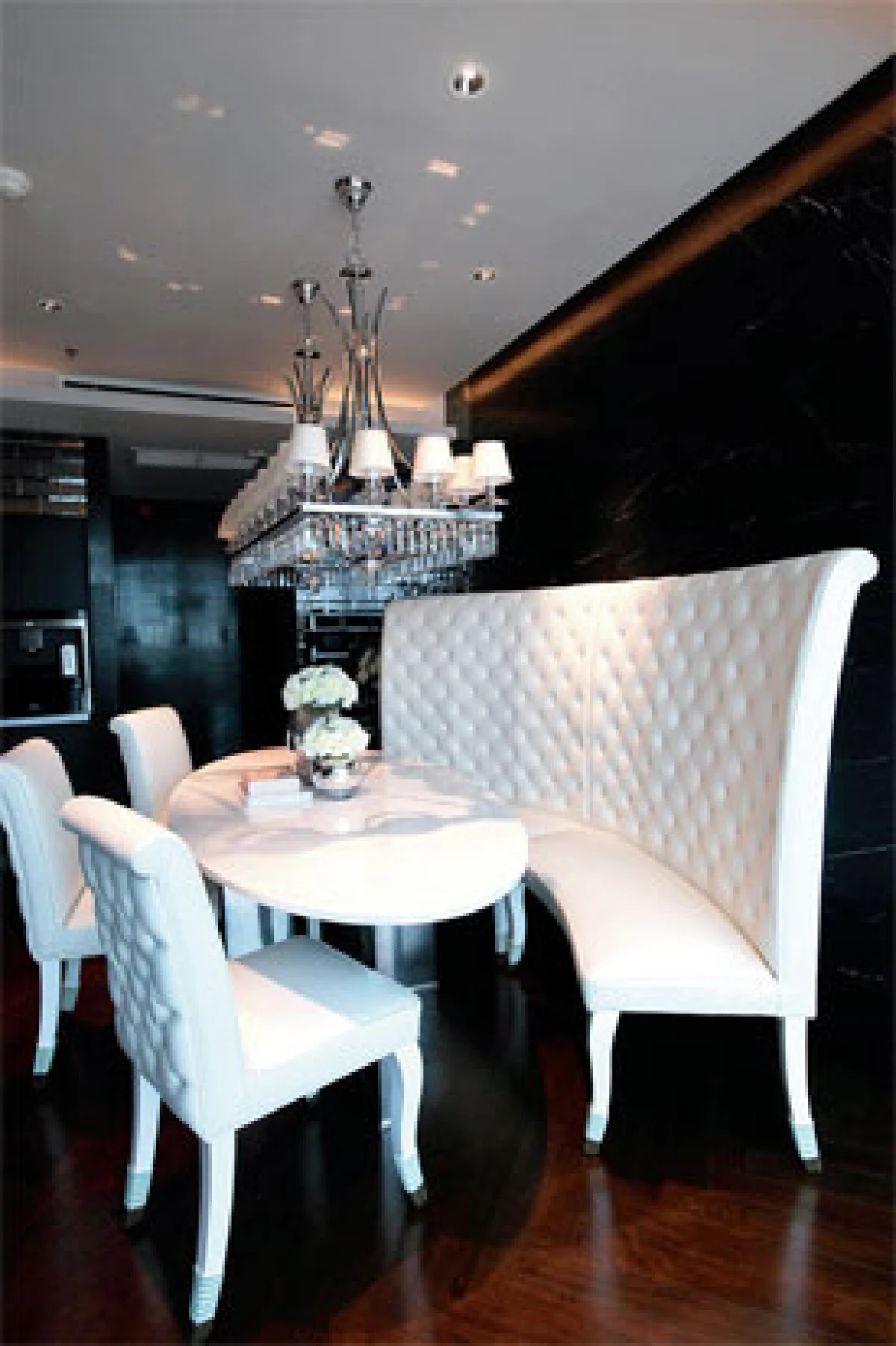 ‘สวยโอ่อ่าสไตล์กอธิก นีโอคลาสสิก’ ของ อณิชา อรรถสกุลชัย