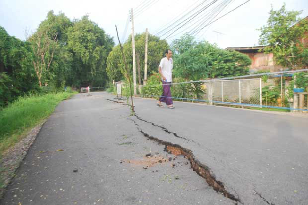 ถนนริมแม่น้ำน่านทรุดยาว50เมตร ถนนริมแม่น้ำน่านทรุดยาว50เมตร