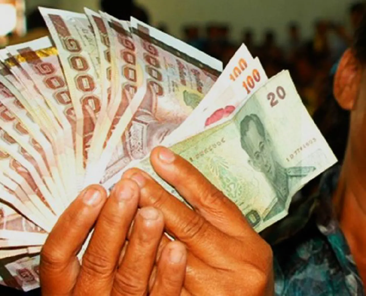 Extort money out of tourists, go to jail