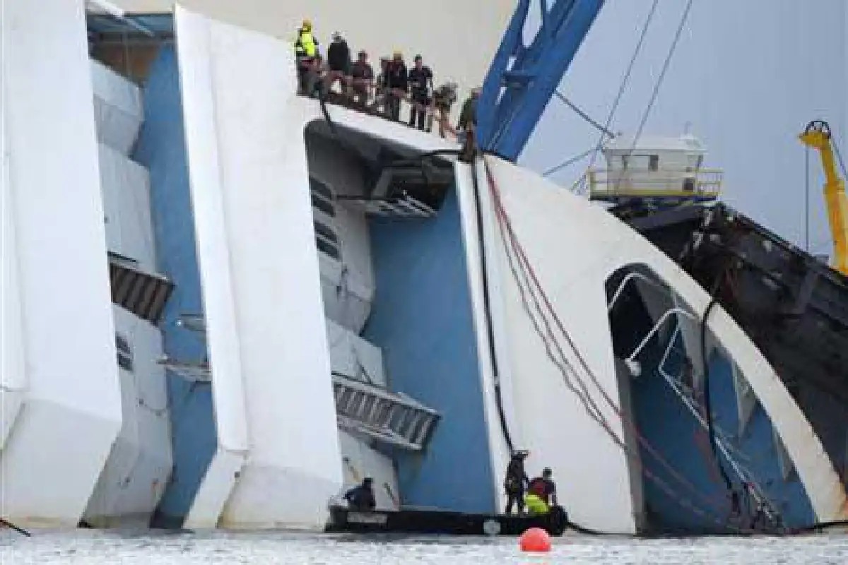 อิตาลีกู้ซากเรือสำราญ หลังล่มมานานร่วมปี