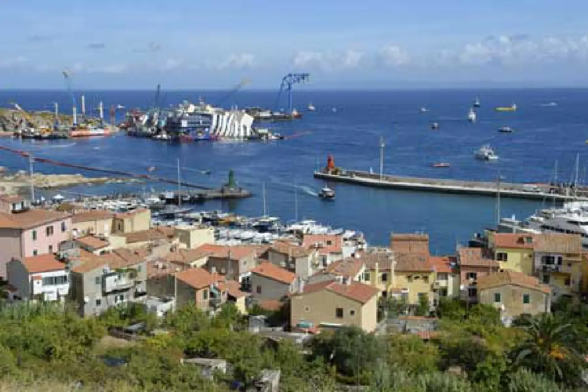 อิตาลีกู้ซากเรือสำราญ หลังล่มมานานร่วมปี