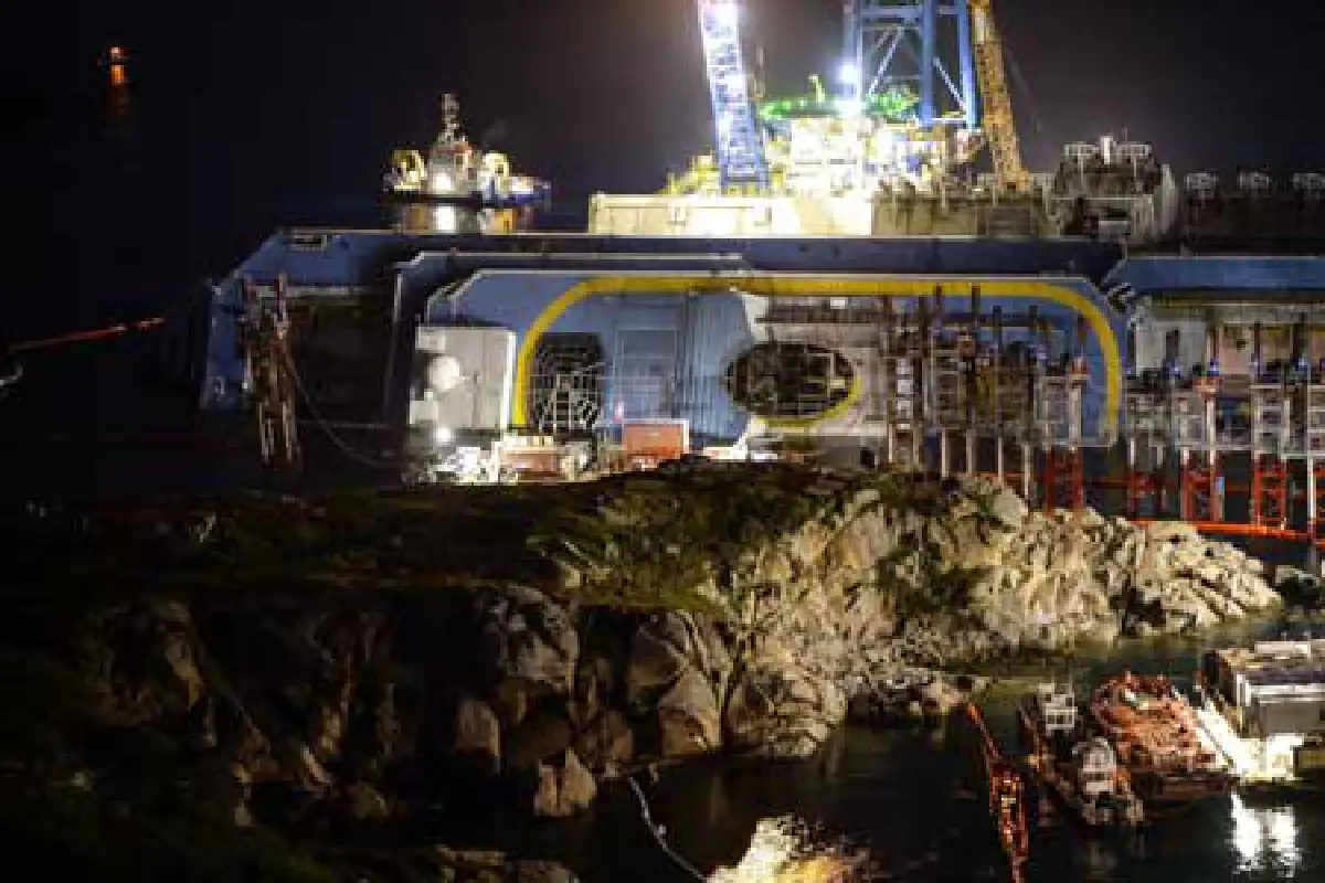 อิตาลีกู้ซากเรือสำราญ หลังล่มมานานร่วมปี