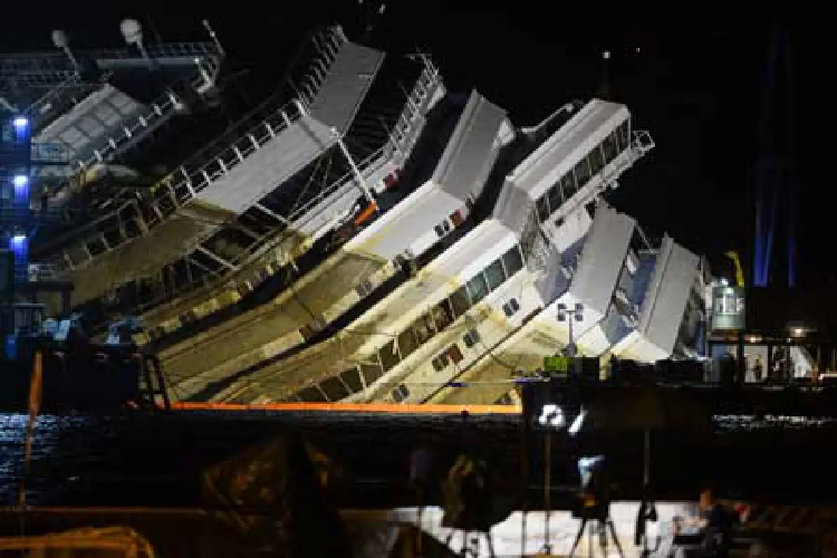 อิตาลีกู้ซากเรือสำราญ หลังล่มมานานร่วมปี