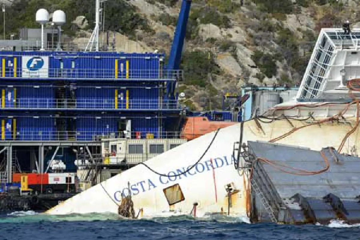 อิตาลีกู้ซากเรือสำราญ หลังล่มมานานร่วมปี