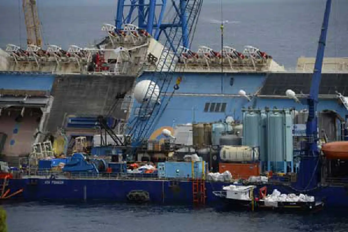 อิตาลีกู้ซากเรือสำราญ หลังล่มมานานร่วมปี