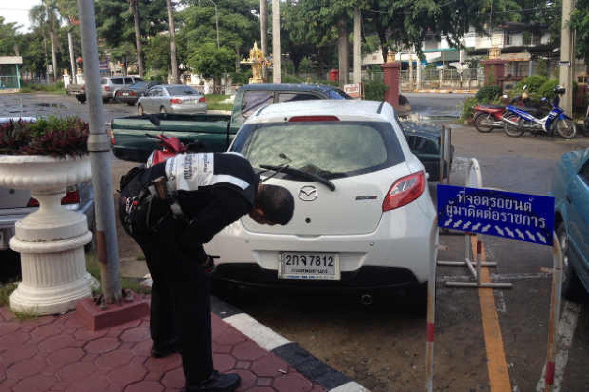 ตร.ตามยึดรถก่อเหตุทุบรถฉกเงินล้าน ตร.ตามยึดรถก่อเหตุทุบรถฉกเงินล้าน