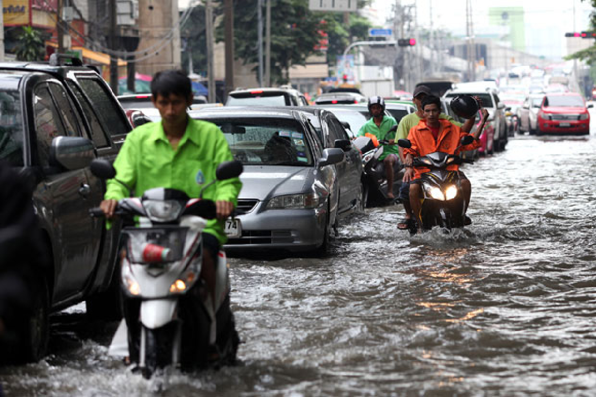 ฝนถล่มกรุง!น้ำท่วมขังหลายจุด-รถติด ฝนถล่มกรุง!น้ำท่วมขังหลายจุด-รถติด