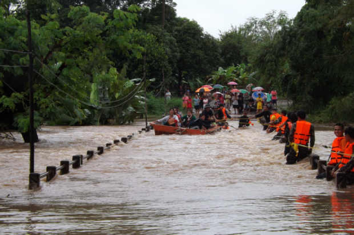 ปราจีนฯอ่วมน้ำป่าทะลักสัญจรตัดขาด ปราจีนฯอ่วมน้ำป่าทะลักสัญจรตัดขาด
