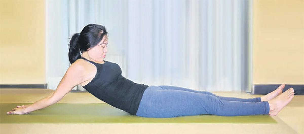 ท่านาวาสนะแบบพลิกแขนวางที่พื้น