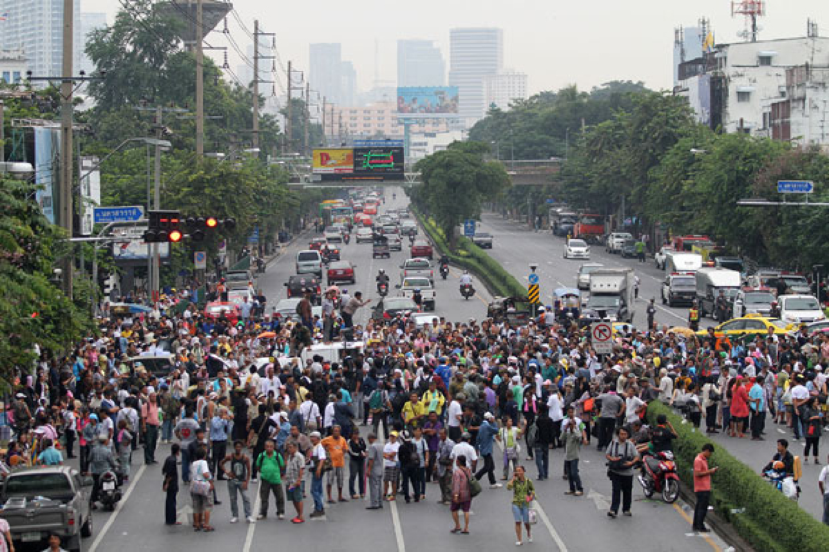 แนวร่วมกปท.ฉุนแกนนำ-ปิดแยกนางเลิ้ง แนวร่วมกปท.ฉุนแกนนำ-ปิดแยกนางเลิ้ง