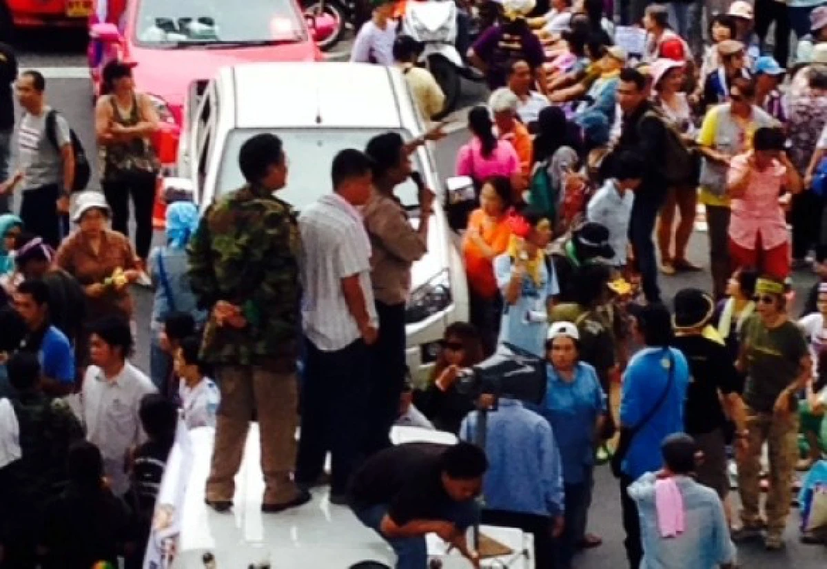 แนวร่วมกปท.ฉุนแกนนำ-ปิดแยกนางเลิ้ง