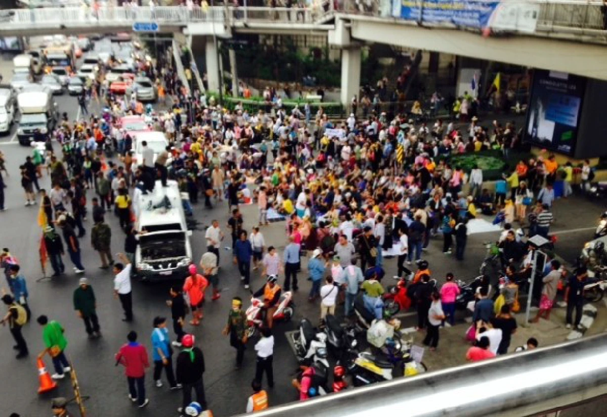แนวร่วมกปท.ฉุนแกนนำ-ปิดแยกนางเลิ้ง