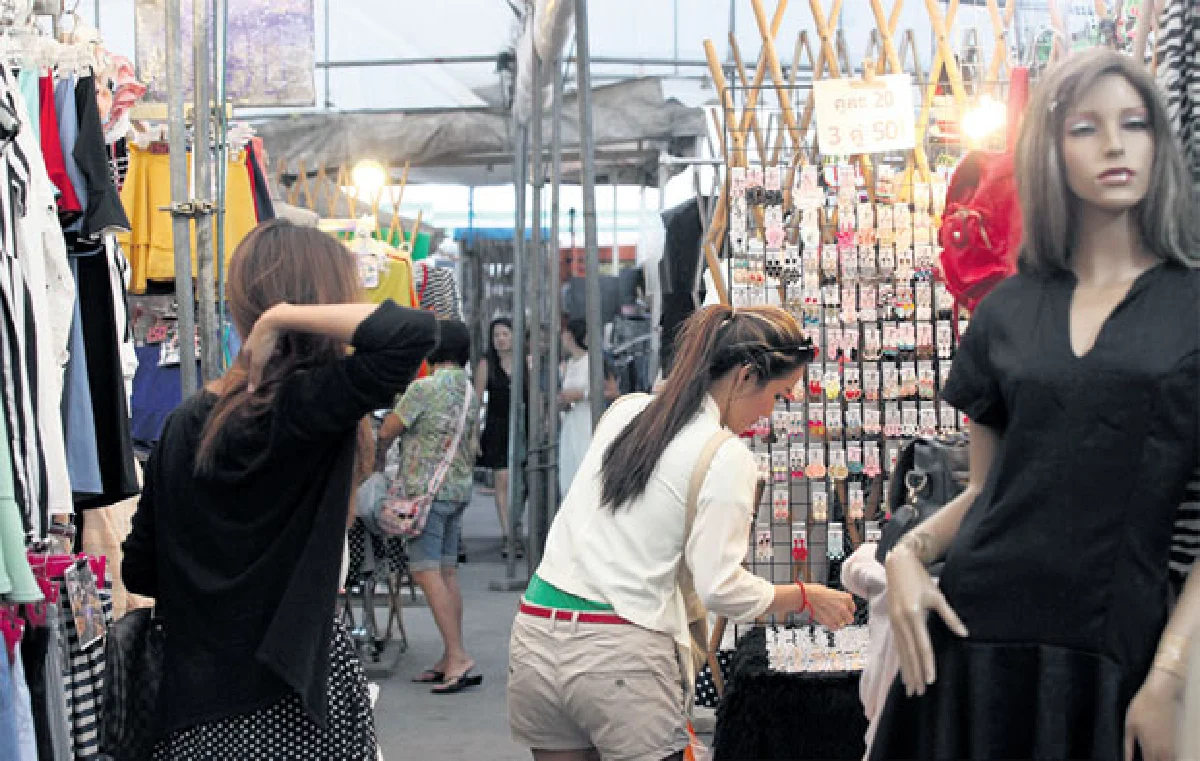 ตลาดนัดอ่อนนุช ช็อปเพลินราคาเบาๆ