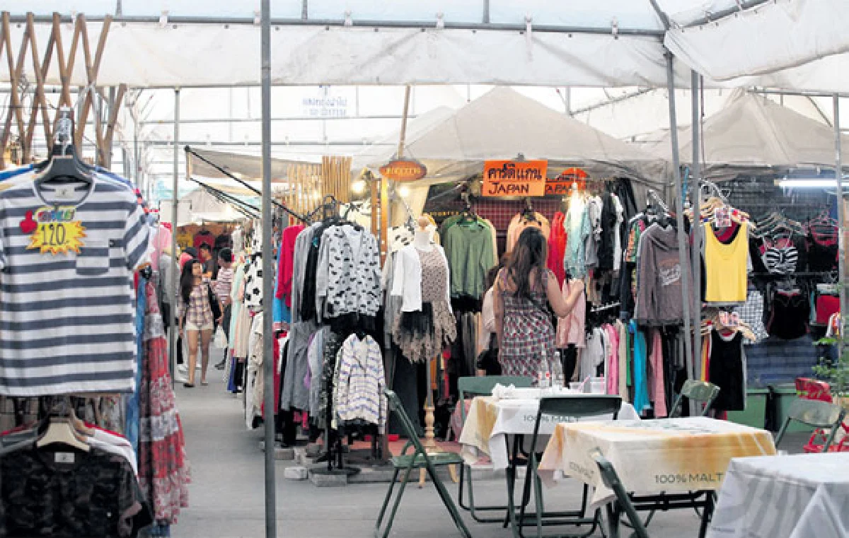 ตลาดนัดอ่อนนุช ช็อปเพลินราคาเบาๆ