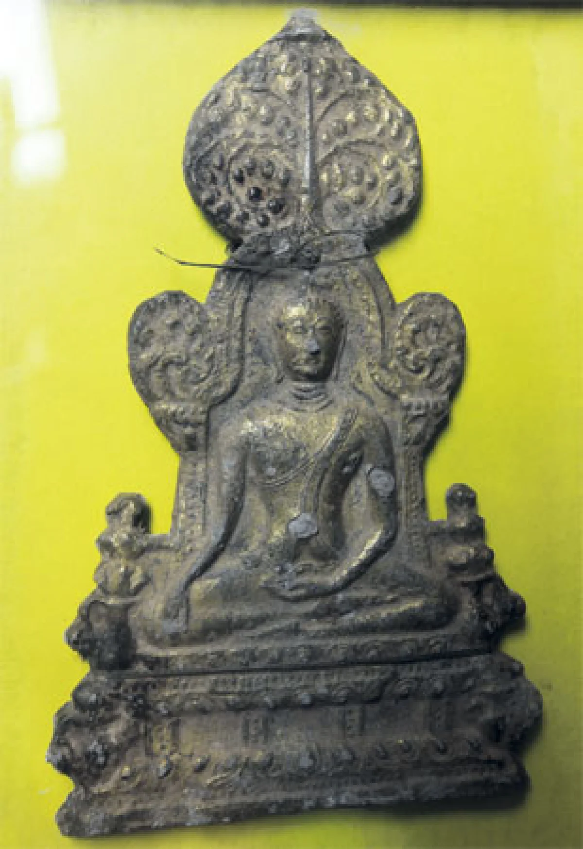 ตามไปดูกรุพระเชียงแสน ของ ชาญยุทธ เจนธัญญารักษ์