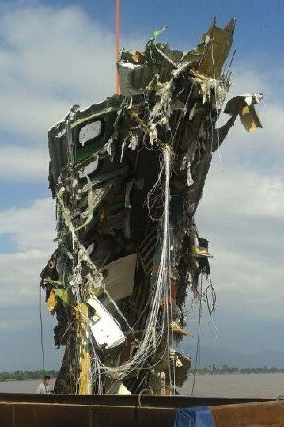 เผยภาพซากเครื่องบินลาวตกแม่น้ำโขง