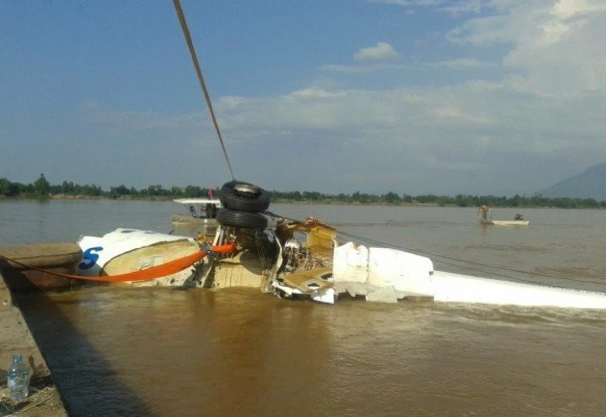 เผยภาพซากเครื่องบินลาวตกแม่น้ำโขง