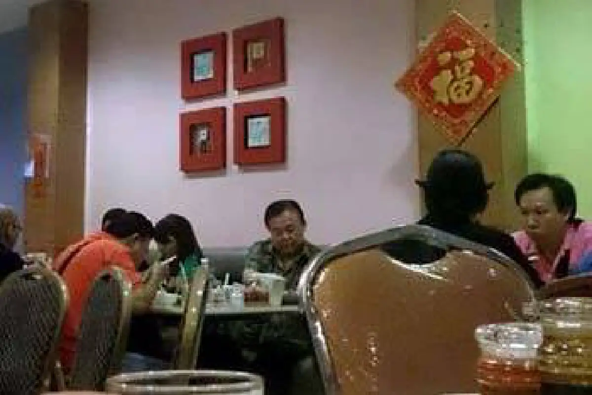 เผยภาพ"ประชา"โผล่นั่งกินข้าวในเขมร