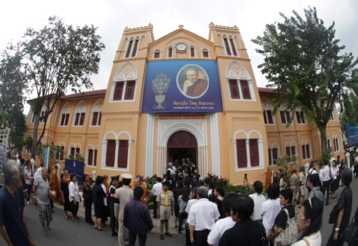 ประชาชนสรงน้ำพระศพพระสังฆราชเนืองแน่น