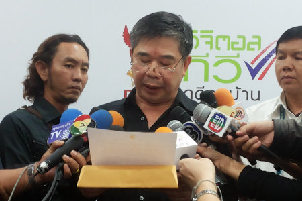 แดง-สุรางค์ถอนตัวประมูลทีวีดิจิตอล แดง-สุรางค์ถอนตัวประมูลทีวีดิจิตอล