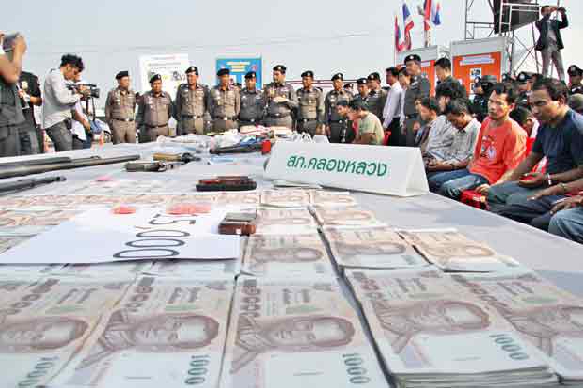 ตำรวจปทุมฯกวาดล้างยายึด2แสนเม็ด ตำรวจปทุมฯกวาดล้างยายึด2แสนเม็ด