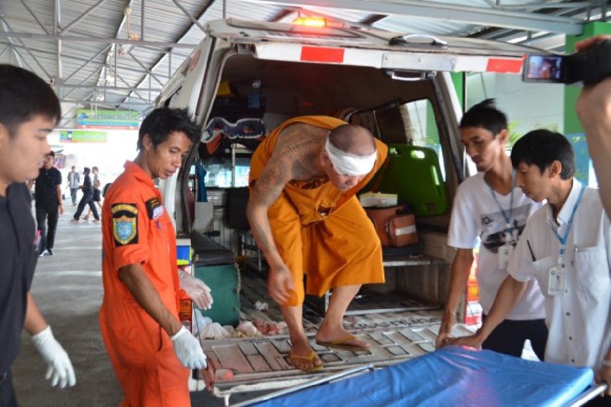 เจ้าของอู่ซ่อมรถคลั่งใช้มีดไล่แทงพระเจ็บ3รูป เจ้าของอู่ซ่อมรถคลั่งใช้มีดไล่แทงพระเจ็บ3รูป