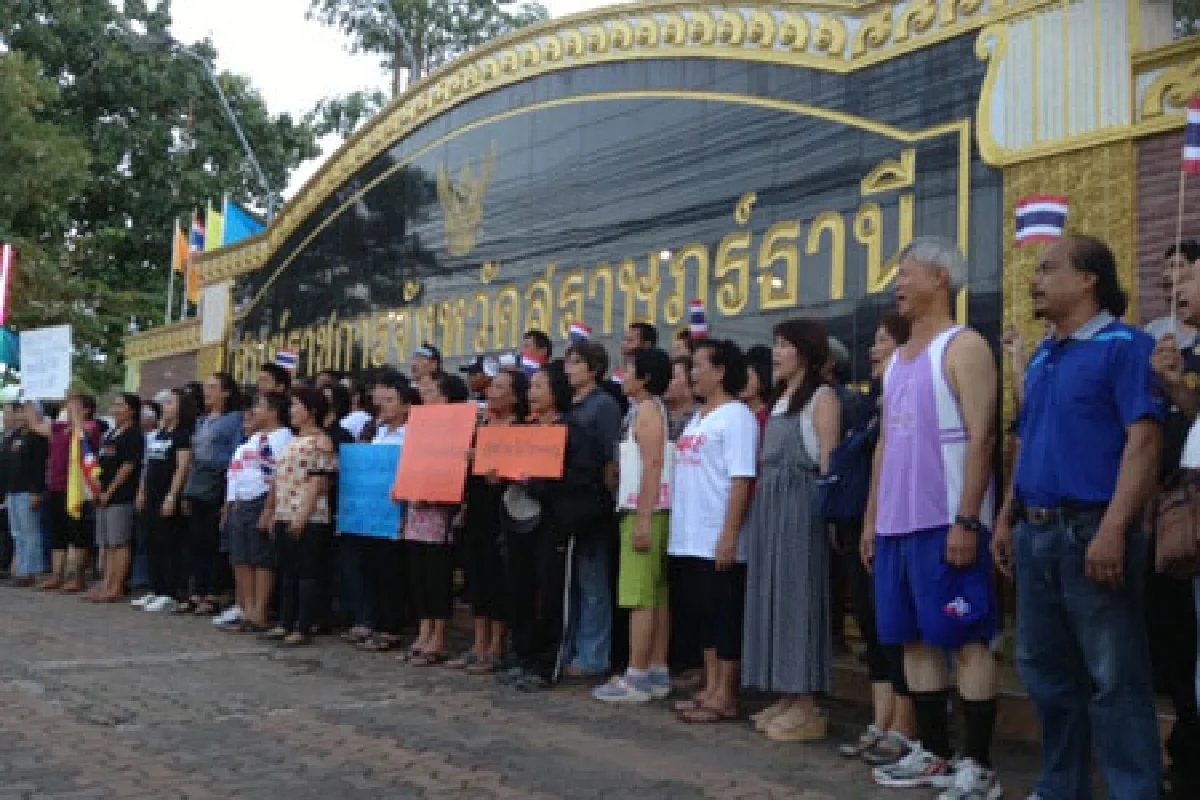 ม็อบต้านนิรโทษสุราษฎร์ เผาพริกเกลือสาปแช่ง
