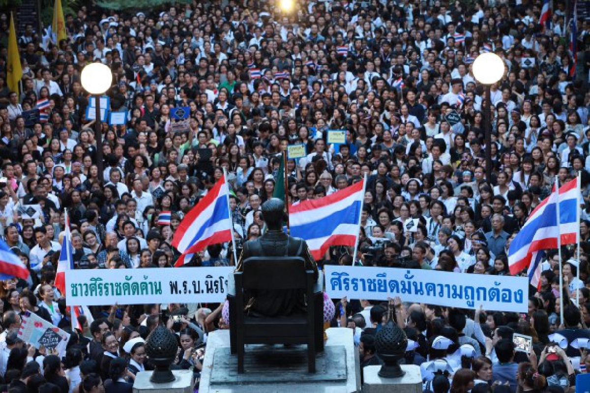 แพทย์-พยาบาลศิริราชแสดงพลังค้านนิรโทษ แพทย์-พยาบาลศิริราชแสดงพลังค้านนิรโทษ