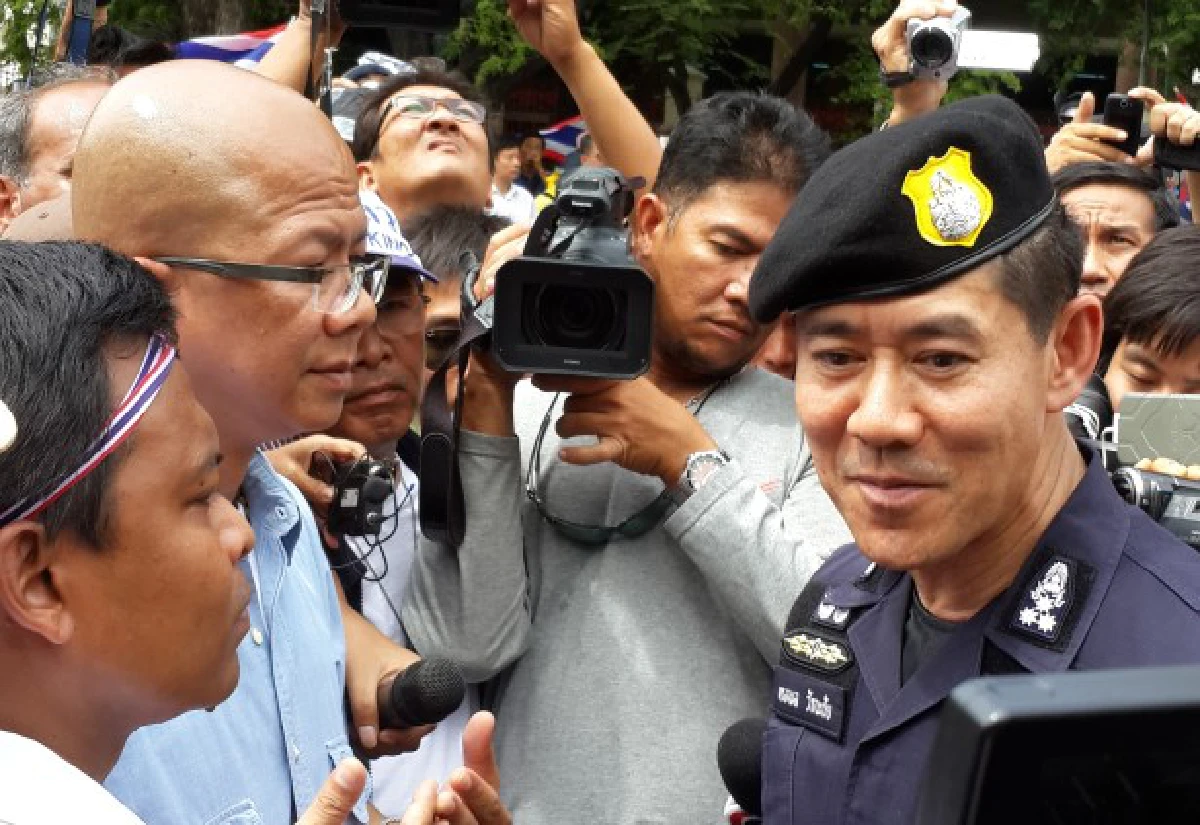 ม็อบคปท.ประกาศปักหลักหน้ากองทัพบก