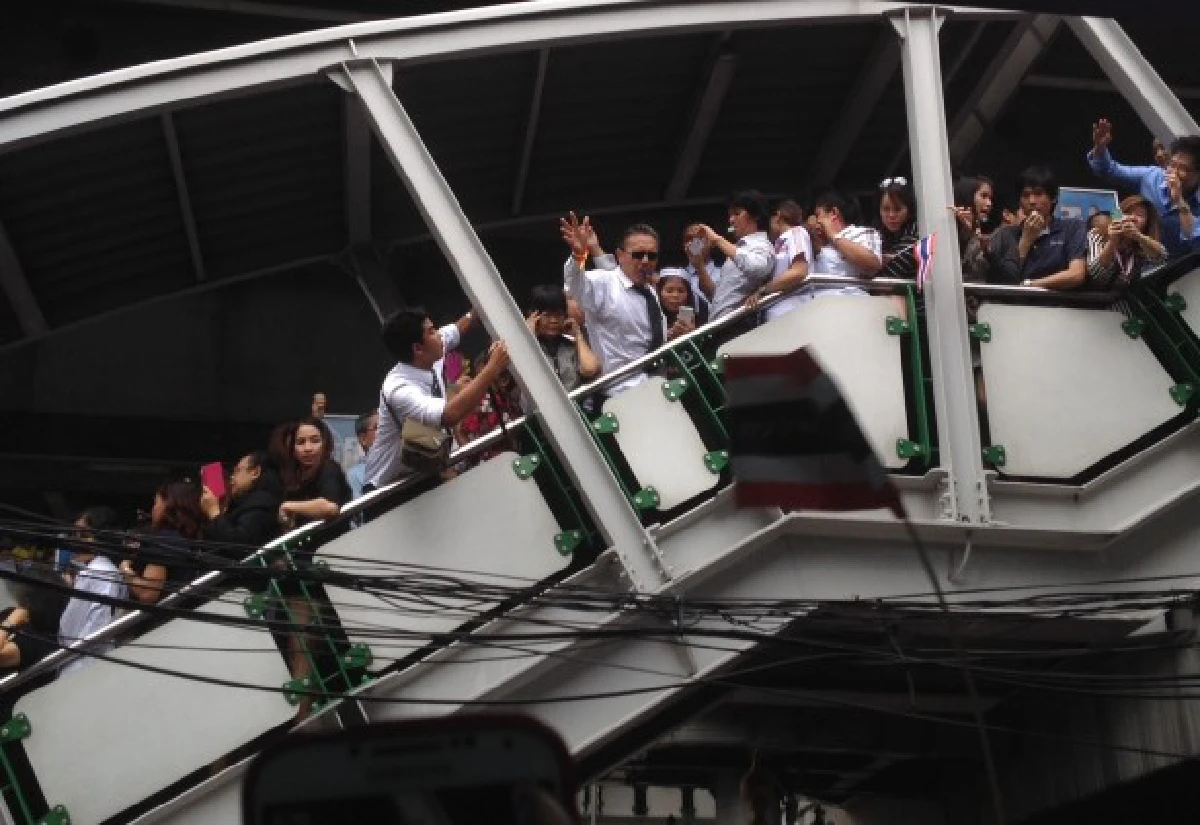 อโศกคึก!เป่านกหวีดต้านนิรโทษกรรม