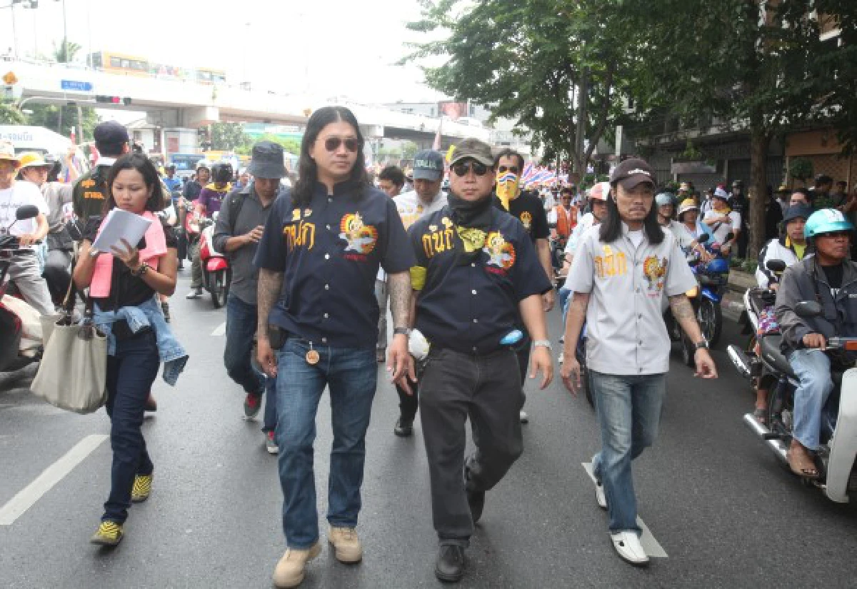 ม็อบคปท.ประกาศปักหลักหน้ากองทัพบก