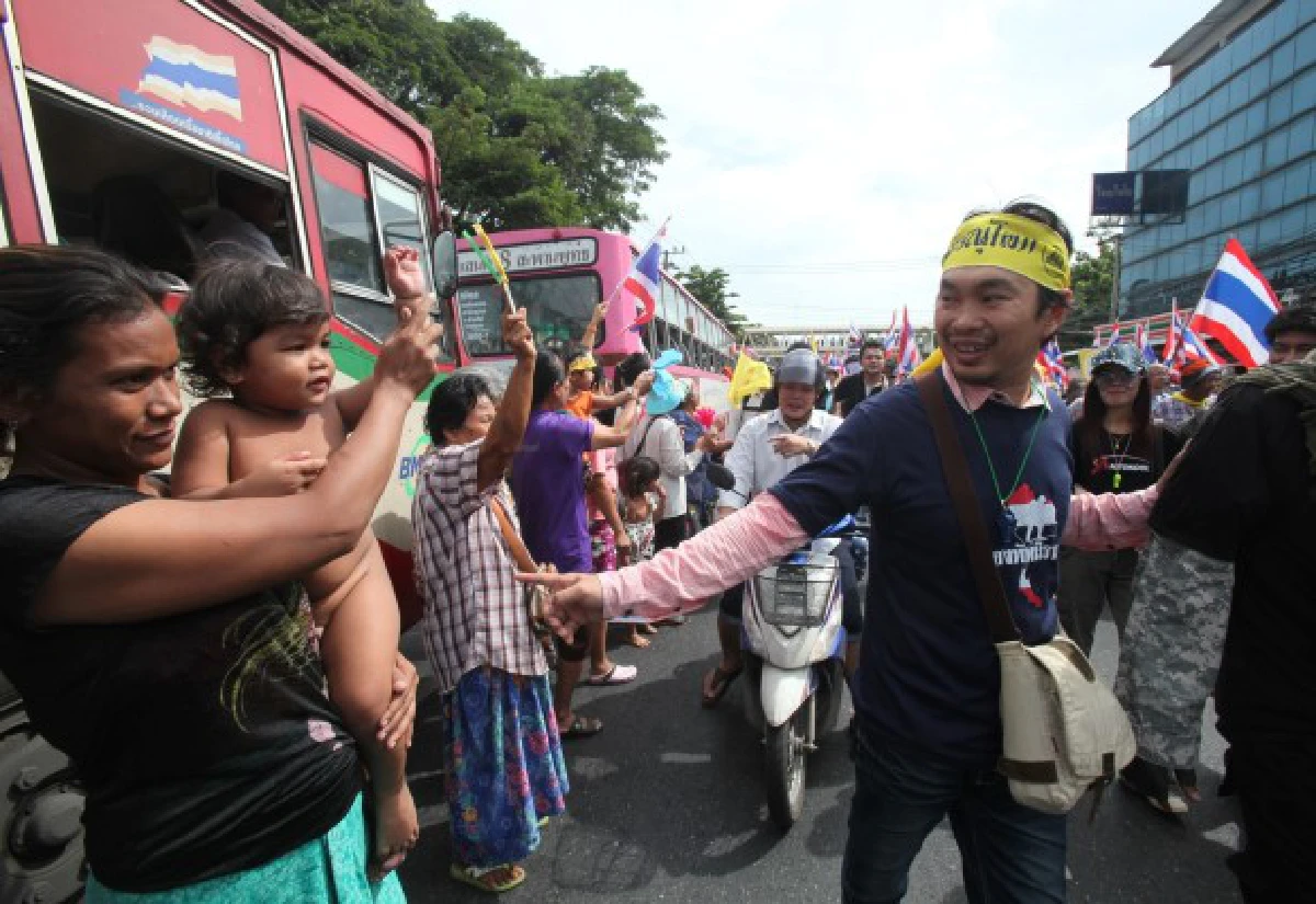 ม็อบคปท.ประกาศปักหลักหน้ากองทัพบก