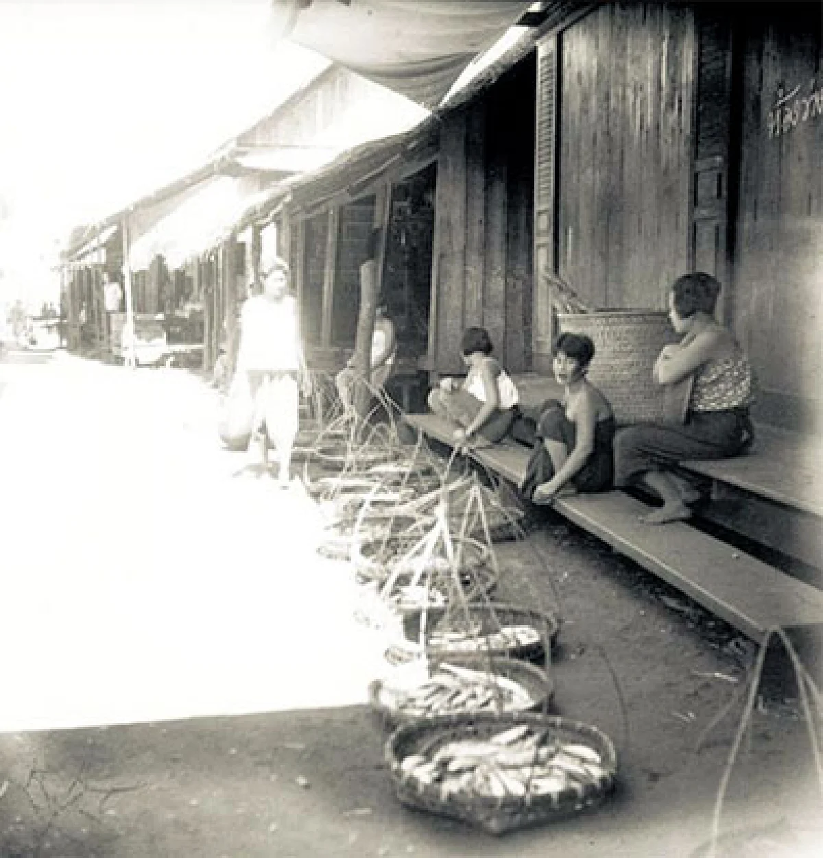 เดินเลาะเรือนไม้ รับไอทะเล @ ปากน้ำประแสร์