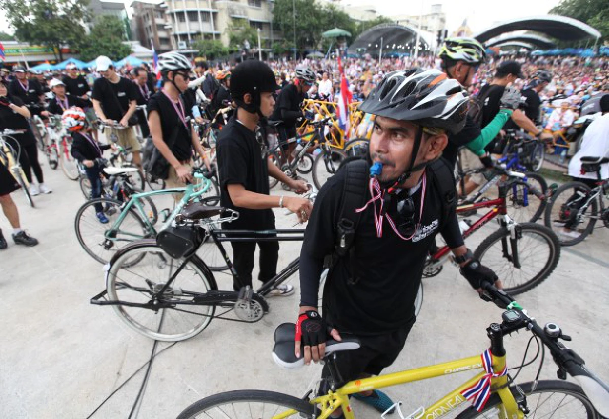 "เพชร มาร์"กก.เดอะสตาร์นำขบวนจักรยานปั่นต้านนิรโทษ
