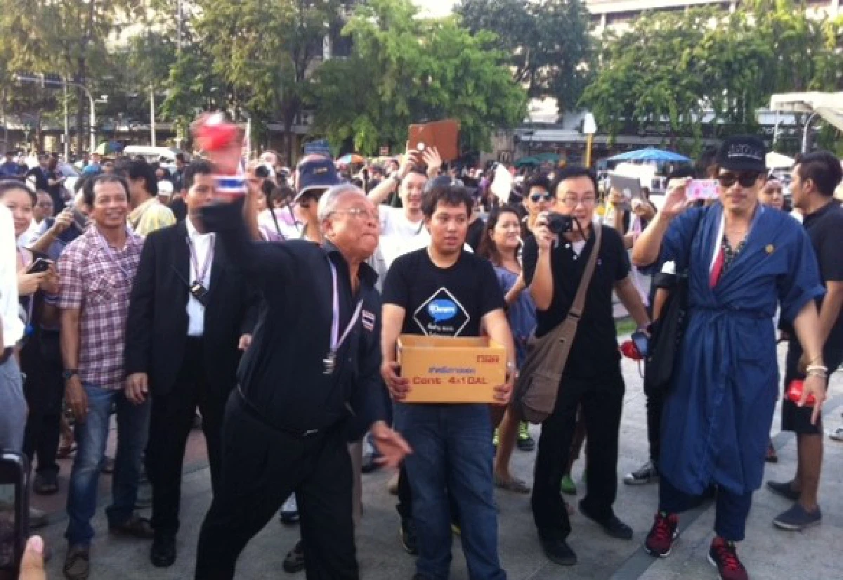 กลุ่มศิลปินวาดภาพต้านนิรโทษกรรม