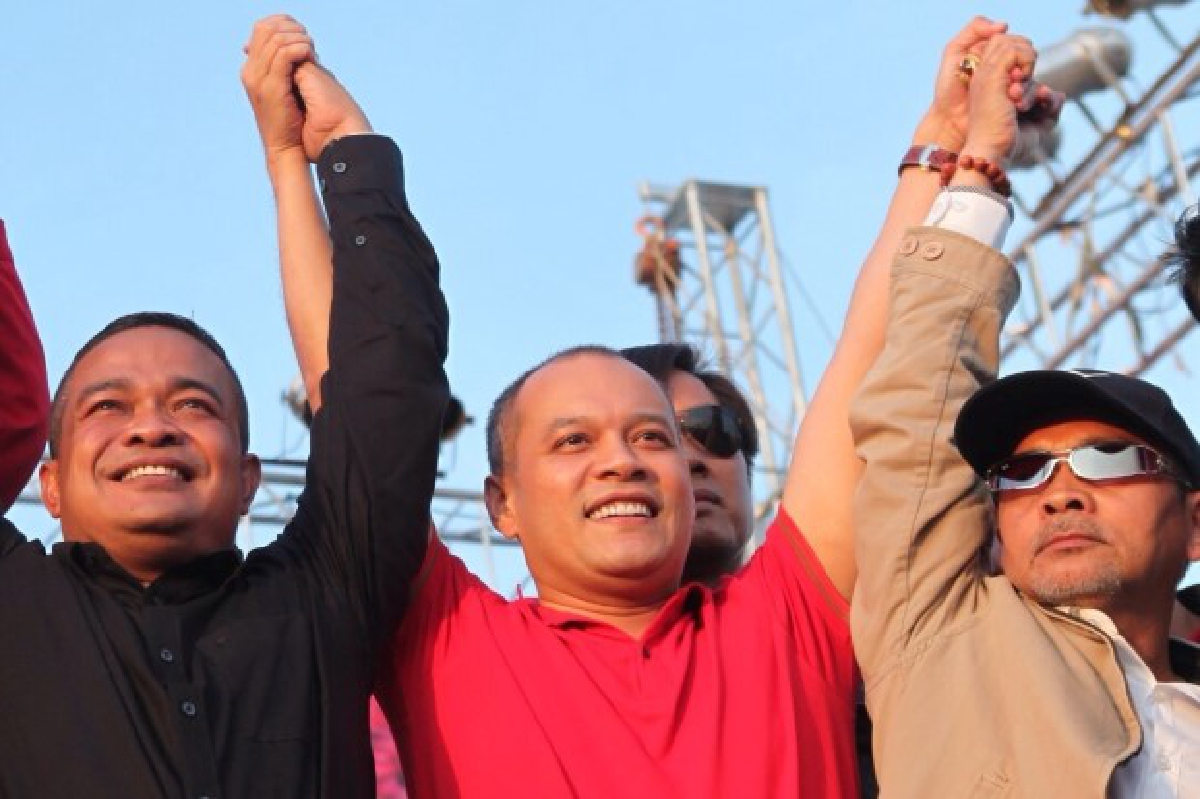 เต้นลั่นพร้อมทิ้งเก้าอี้รมต.มานำมวลชนแดง เต้นลั่นพร้อมทิ้งเก้าอี้รมต.มานำมวลชนแดง